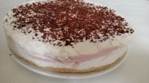 Яркий торт-мороженое с клубникой