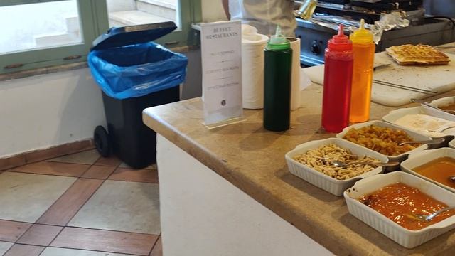 Завтрак в отеле Domina Coral Bay.