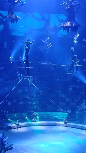 Канатоходцы ходят по канату над куполом Большого Московского Цирка с акробатом на голове