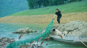 Девушка в одиночку на традиционной лодке ловит змееголова на озере.