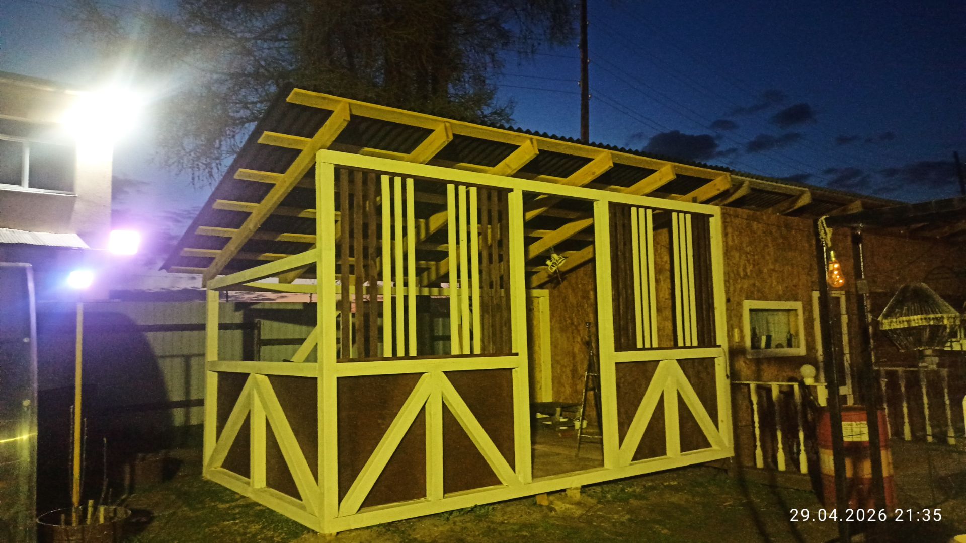 29.04.26. Крашу рейки для беседки.