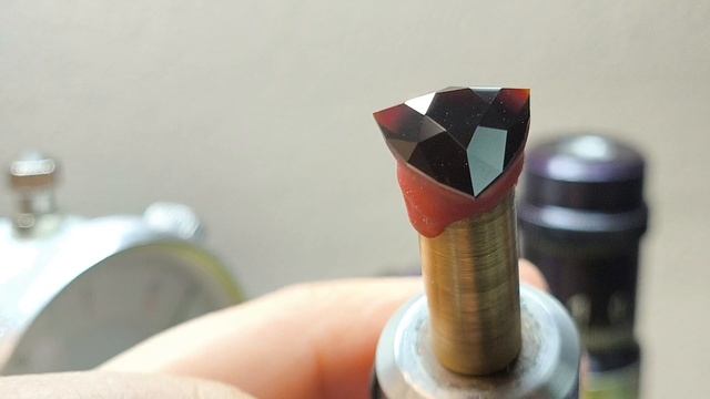 Процесс огранки комплекта Гранат Пироп в огранке 