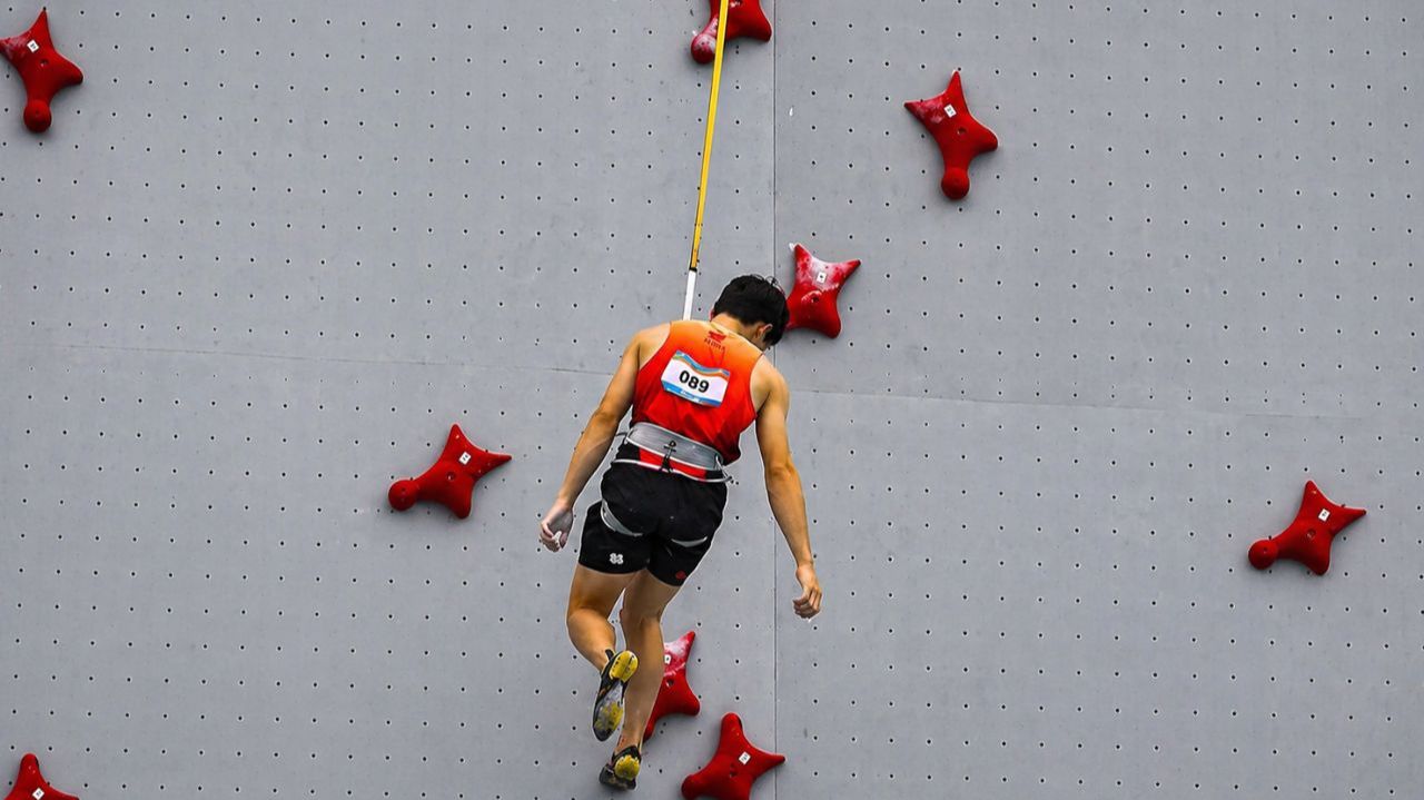 Школьник из Китая Чжао Ичэн установил мировой рекорд в скалолазании