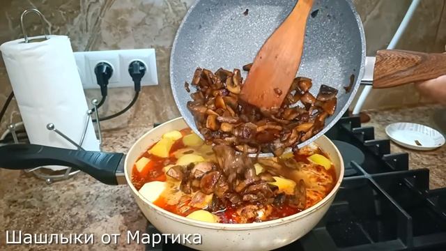 Курица с грибами и картошкой - простой рецепт.