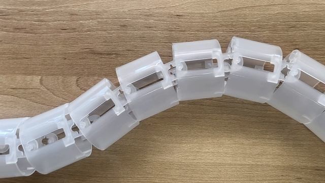 Бесцветный кабель-канал с малым (белым) основанием