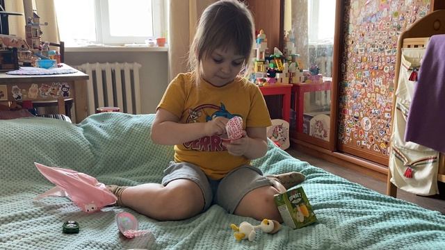 Ева распаковывает подарок из садика