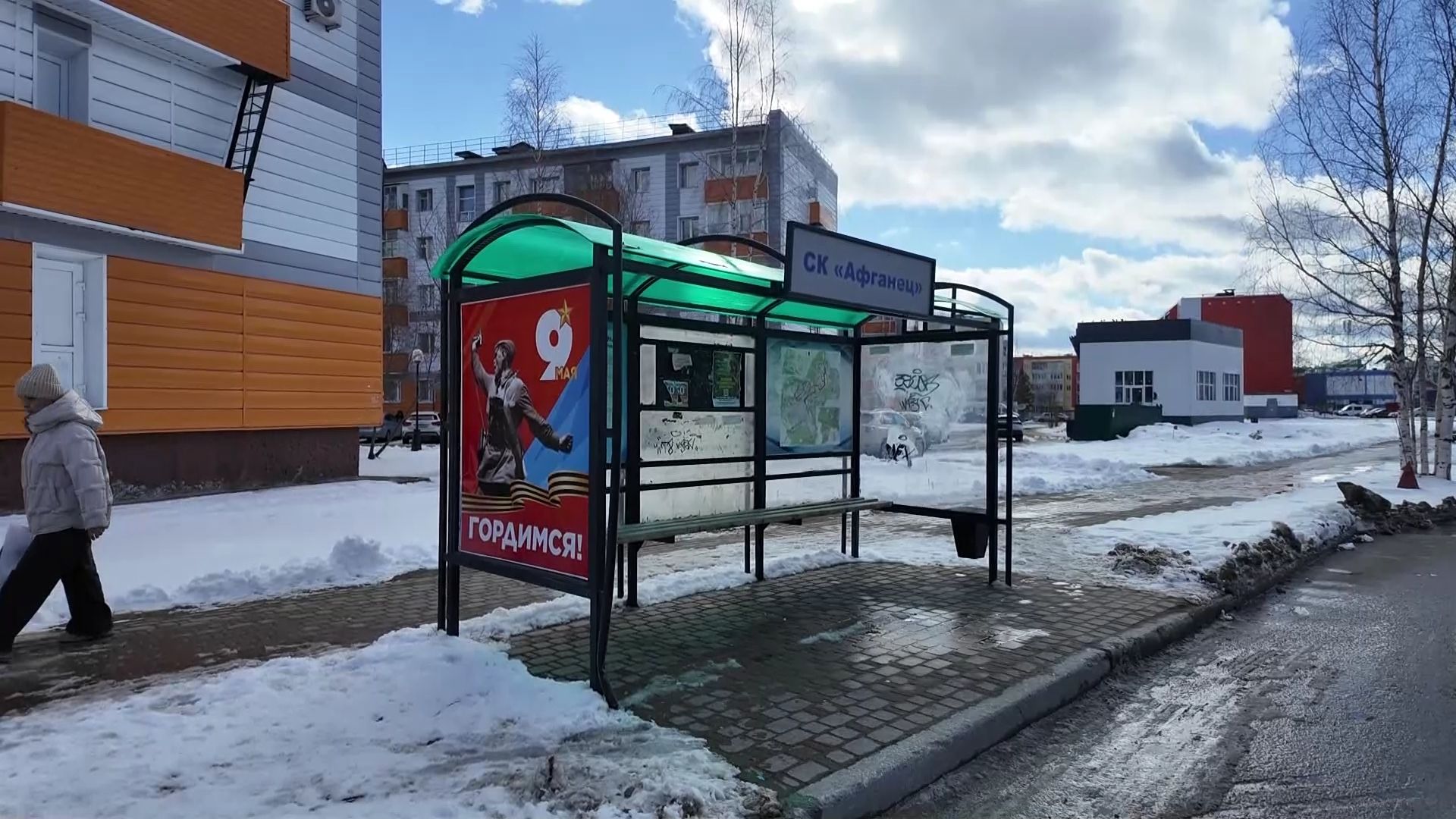 В Нягани поющие светофоры исполняют песню «День Победы»