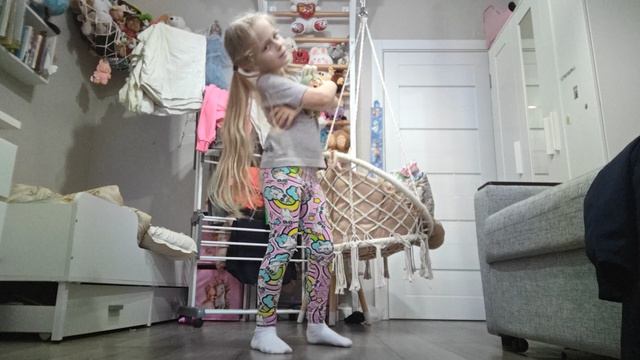 Танцую под песню лабубу от квинки