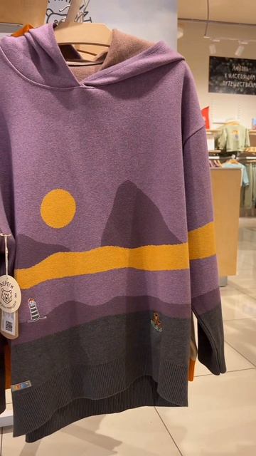 Зашла в магазин нашего локального бренда перед вылетом - думала взять пару подарков.