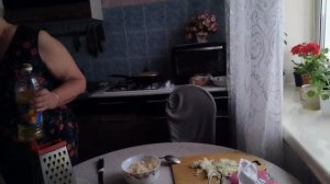 Жизнь пенсионеров.Еда из морозилки.