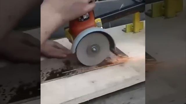 Доработка болгарки 😉

Классная доработка болгарки, она позволит вам более удобно её использовать