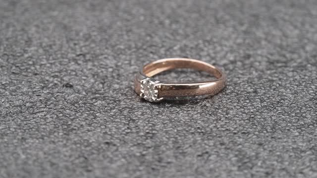 Кольцо золотое  (2,06 г, Золото, 585, вставка 0,02 г)1БрКр-57 5/3 0,106 код 223736