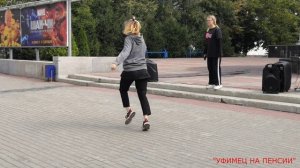 Молодежь классно танцует на улице Ленина