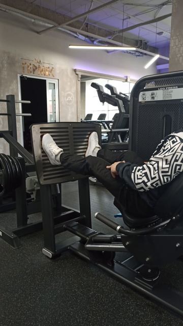 Горизонтальный жим ногами в тренажёре