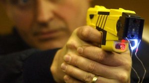 Дистанционно-контактное электрошоковое устройство для полиции.