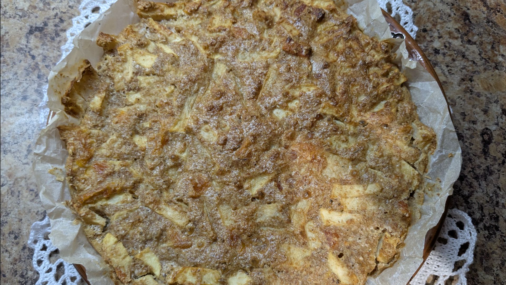 Вкусный яблочный пирог без муки и сахара.