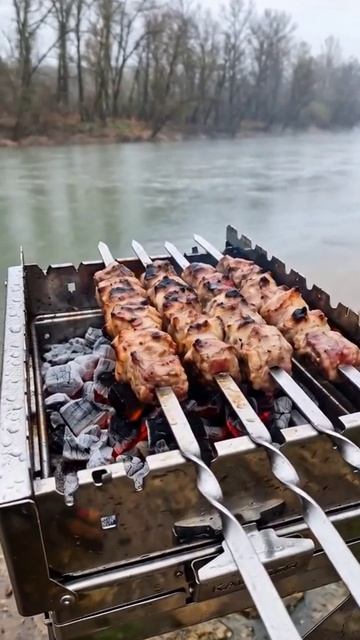 Мясо ещё сырое а у мангала уже очередь