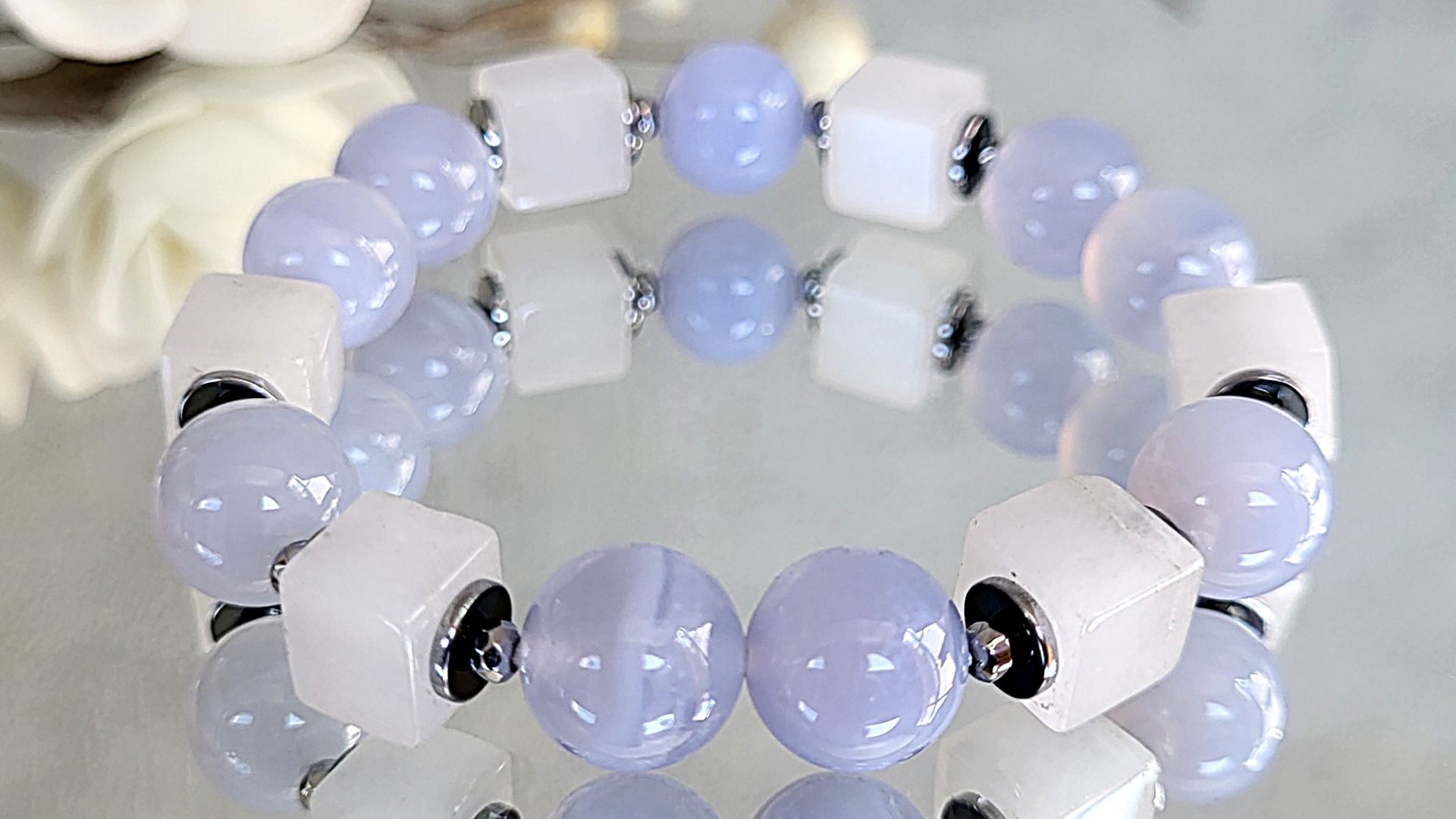 Браслет из агата голубого (сапфирина), агата белого