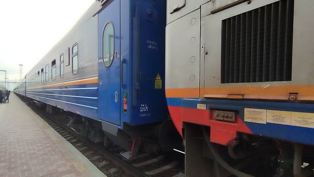 Станция Макат. Западный Казахстан. Пассажирский под ТЭ33А