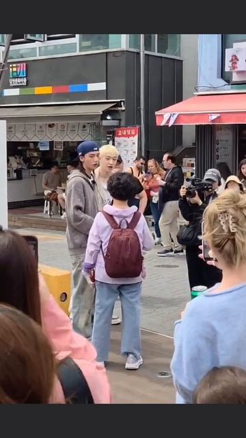 Эти трое гуляя по городу снимают контент и еще умудряются брать интервью у прохожих.😂😂😂