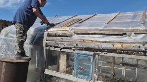 Олег доделывает крышу, я на него бочку качу/ это спасибо он скосил хоть/ ой на солененькое потянуло