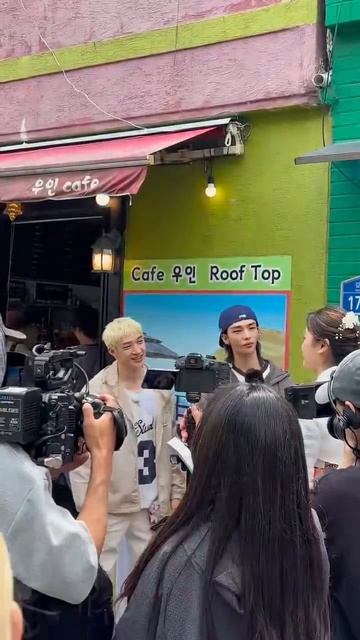 Хёнджин смеётся Это SKZ CODE, версия с живой информацией, да? 20) Cafe