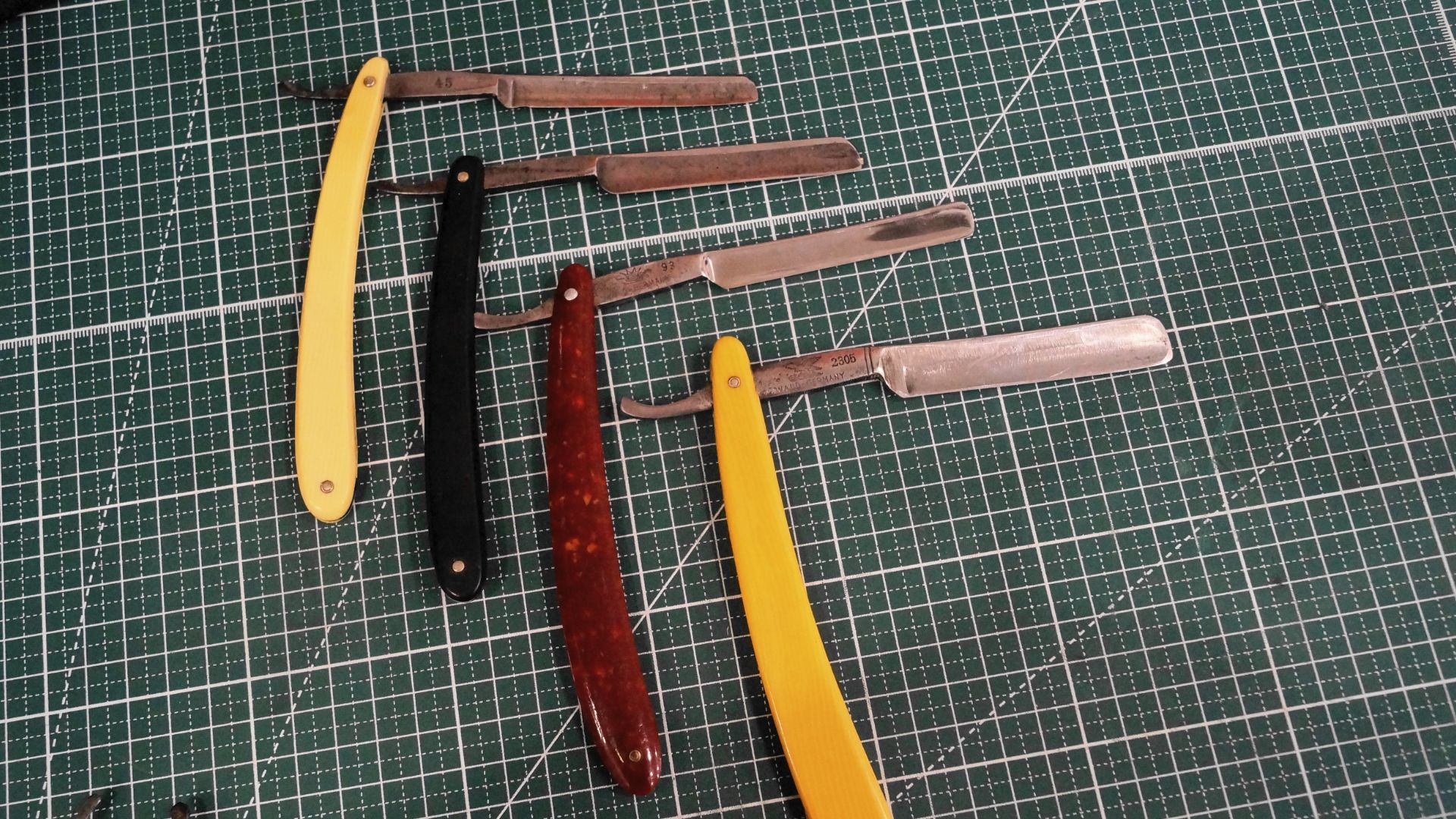 Бритьё различными бритвами......