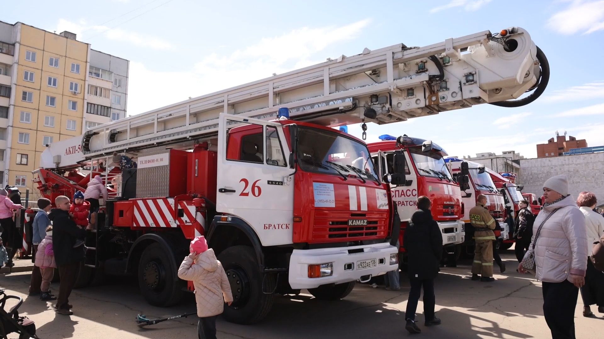 377-летие пожарной охраны отметили в Братске выставкой техники