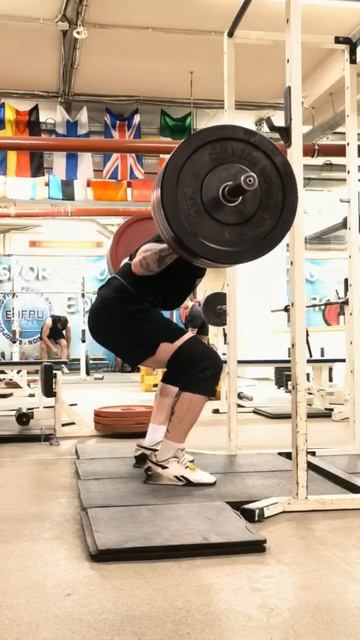 Олег Боков приседает 200 кг на 3 раза. Спортстудия