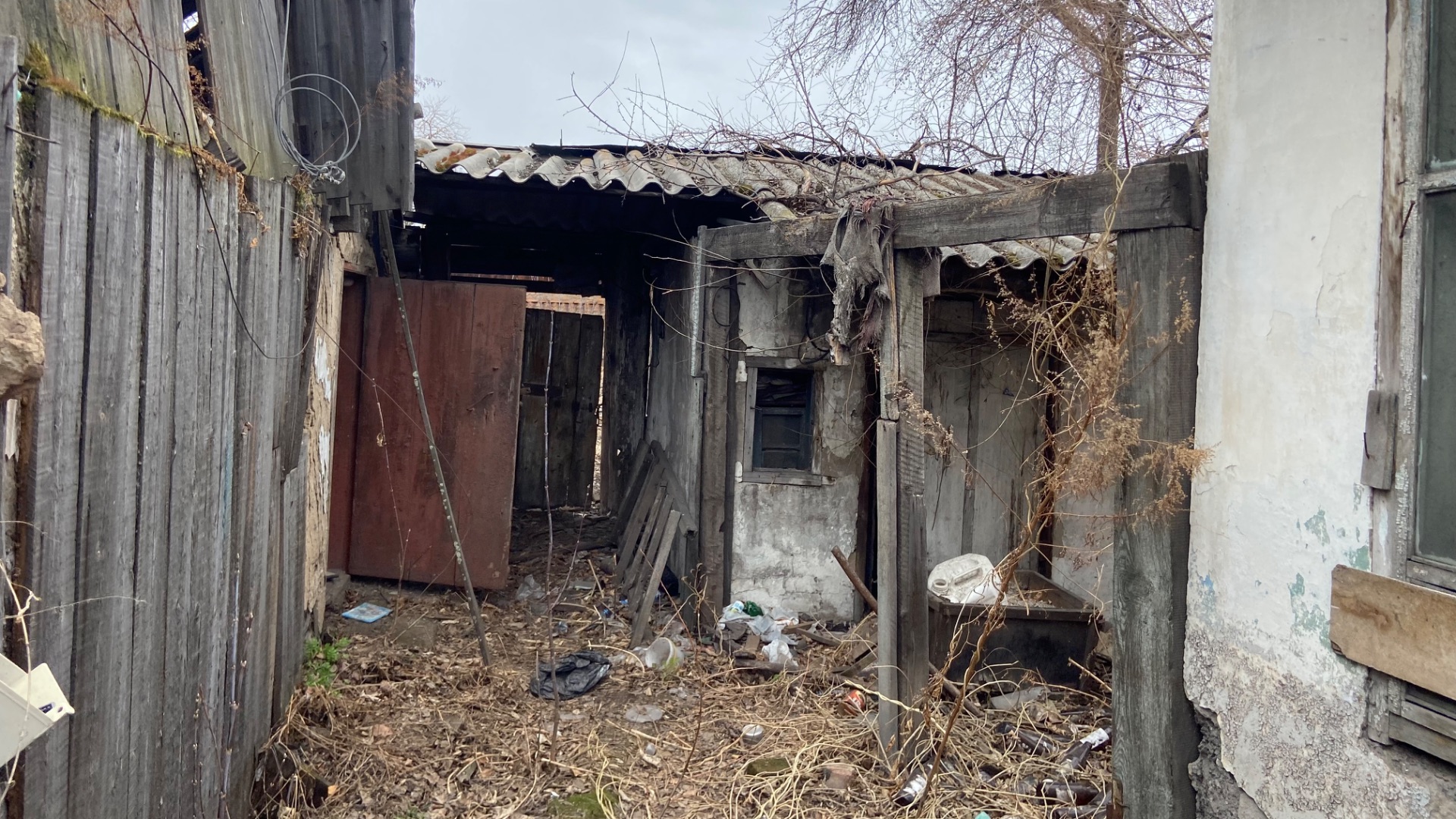 Купили старый, заброшенный дом, в котором никто не жил больше 15 лет.