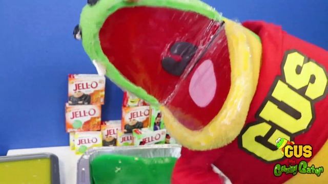Gus the Gummy Gator Making a GIANT PIZZA!! Pretend Play Food with Roblox Pizza Delivery