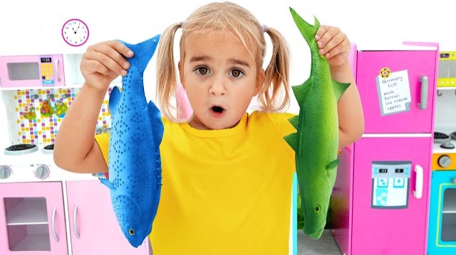 Алиса и её тётя играют в ресторан с самыми смешными гостями!