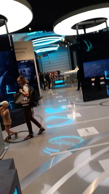 Пришли в павильон Корпорации Тактическое Ракетное Восхождение, изучили стенд с торпедным вооружением