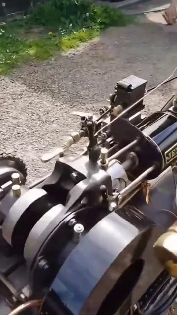 Паровой мотоцикл, работающий на угле.