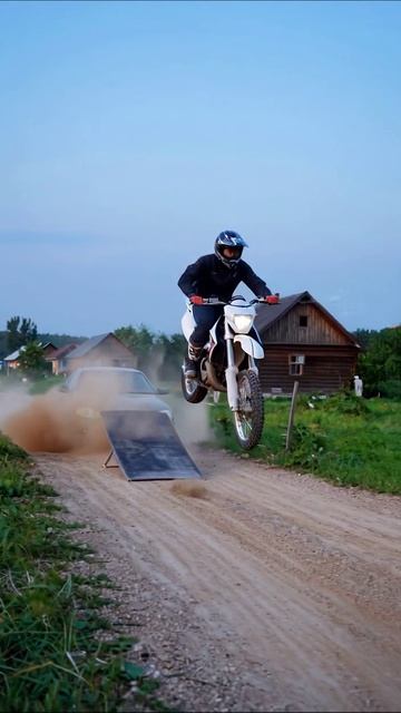 Эпический трюк на мотоцикле через машину #мотоциклы #трюки