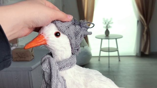 Декоративная фигура НАШ ПАРЕНЬ - ГУСЬ, текстиль, пеноплекс, перо, 36х30 см, 14348