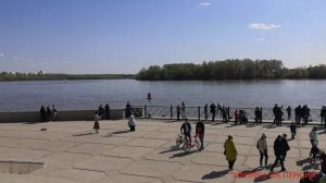 Гуляю по Уфимской набережной в мае.Большие теплоходы на Белой
