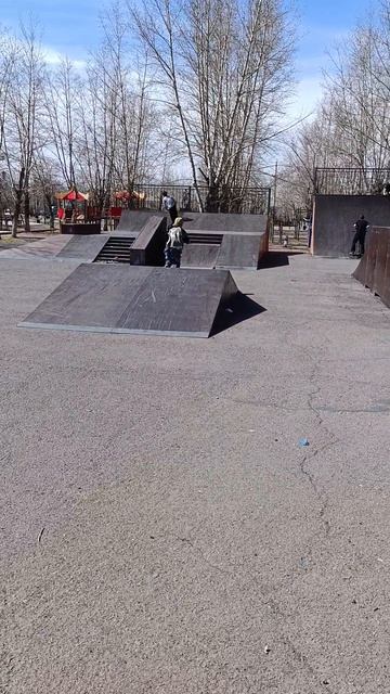 Катаем на самокатах в скейт парке