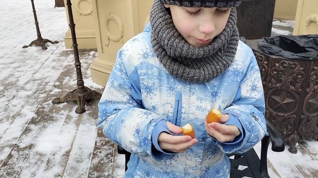 Наш уличный мукбанг😄А вы пробовали сырные палочки?Я такие первый раз попробовала 😄🎉