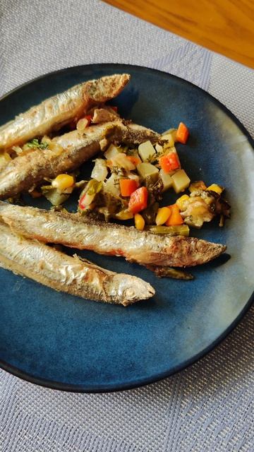 Мойву с овощами запекла. Шикую