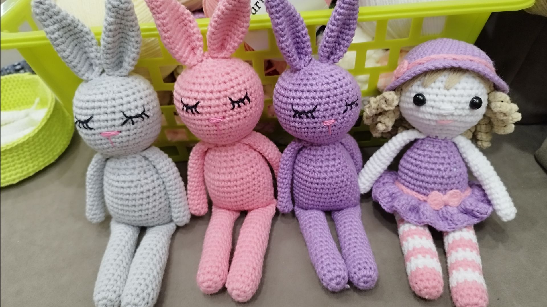 За неделю всего четыре игрушки, но такие милые. Вяжу новую куклу, готовлюсь выпустить мк