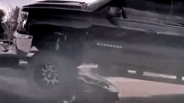 Девушка на пикапе не заметила спорткар