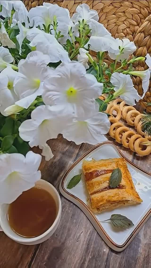 Пирог из слоёного теста с картошечкой пюре, фаршем и сыром! Вкуснота!😋😋😋