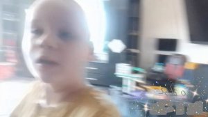 Дима не знает куда иди кобенет к доктору.
Потому что нога болит.