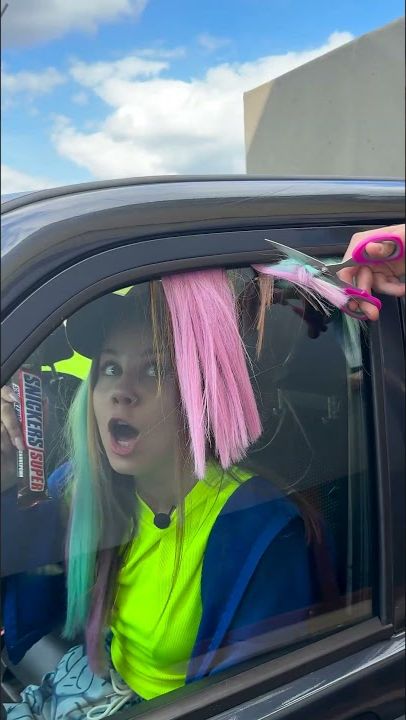 Кроссовки или волосы?