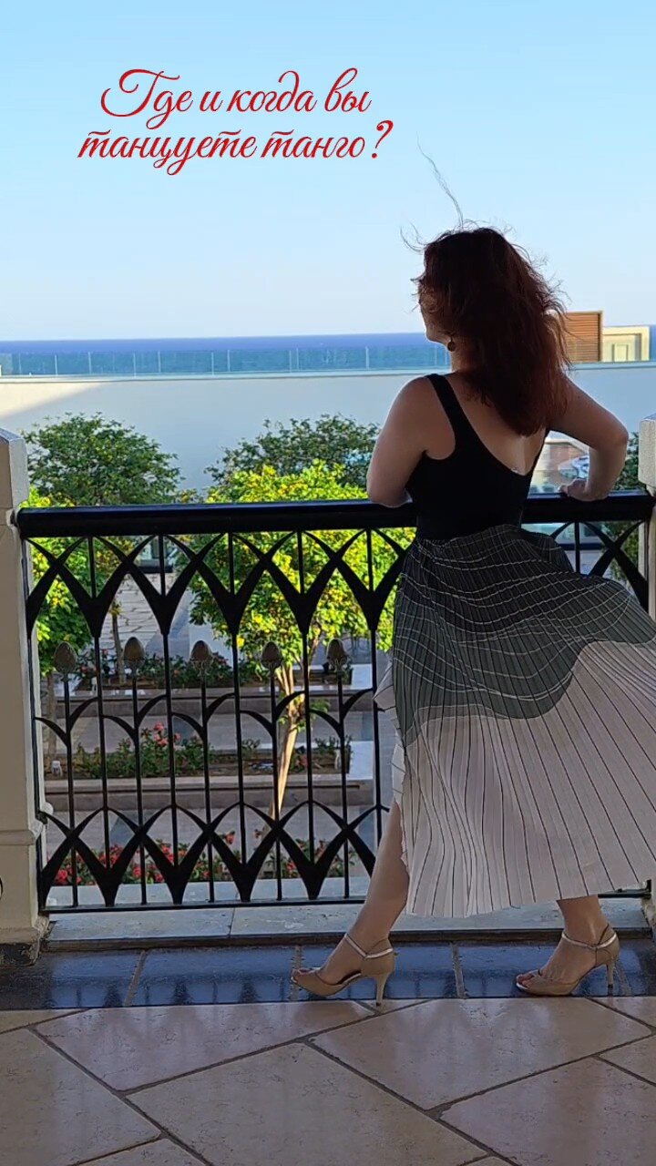 С пятнадцатого просмотра видео я заметила внизу персонал гостиницы. 👯♂