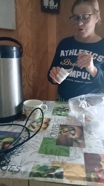 Люди добрые подбросили, иначе бы голодовала.