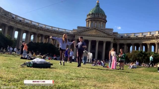 Учимся танцевать вальс с прекрасной девушкой Полиной на фоне Казанского собора в Санкт-Петербурге