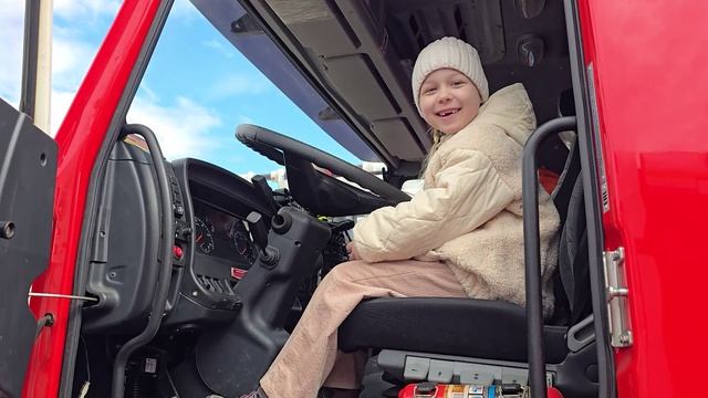 В день 377-летия пожарной охраны России на площади ТКЦ «Братск-АРТ» прошел парад спецтехники