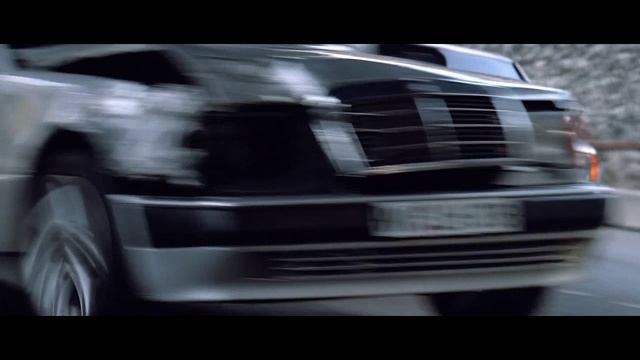 Устраивают гонку и заманивают в ловушку.